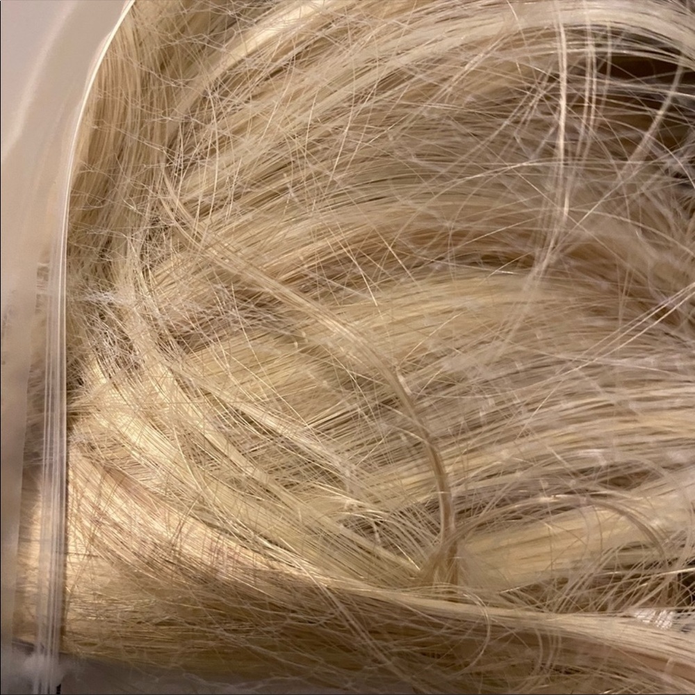 26inch sandy and bleach blonde extensions - Picture 3 of 4